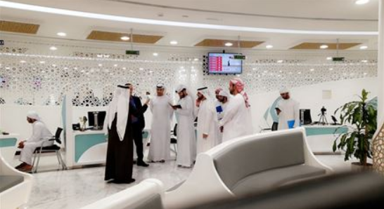 وفد من طلاب أكاديمية الإمارات للهوية والجنسية يزور مركز الجزيرة