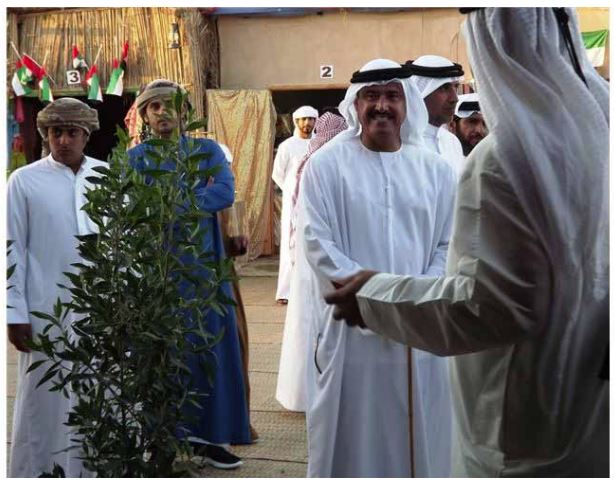 مستشار صاحب السمو رئيس الدولة يتفقد جناح “الهوية” في مهرجان الظفرة