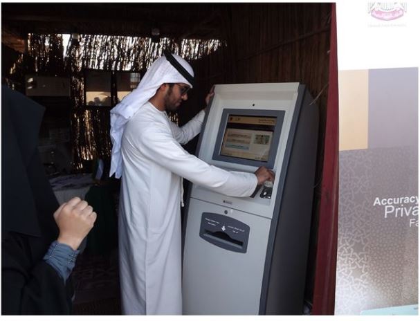 مستشار صاحب السمو رئيس الدولة يتفقد جناح “الهوية” في مهرجان الظفرة