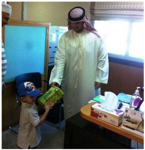 مركز رأس الخيمة للتسجيل يستقبل زواره من الأطفال بالهدايا