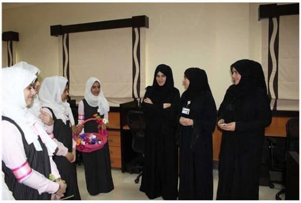 Sharjah Registration Center receives delegation of female students from Umm Roman School