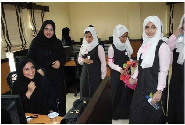 Sharjah Registration Center receives delegation of female students from Umm Roman School
