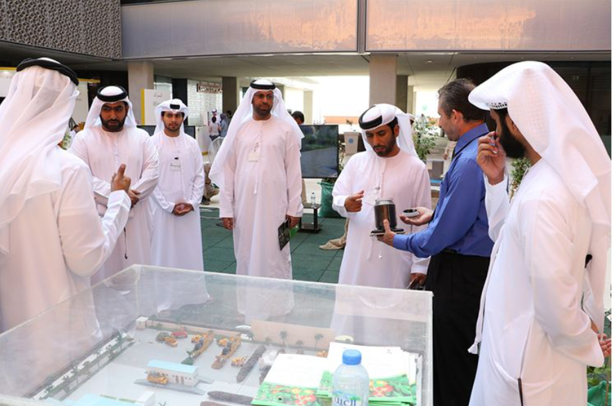 Dr. Al Ghafli visits several stands in UAE Innovation Week 2016