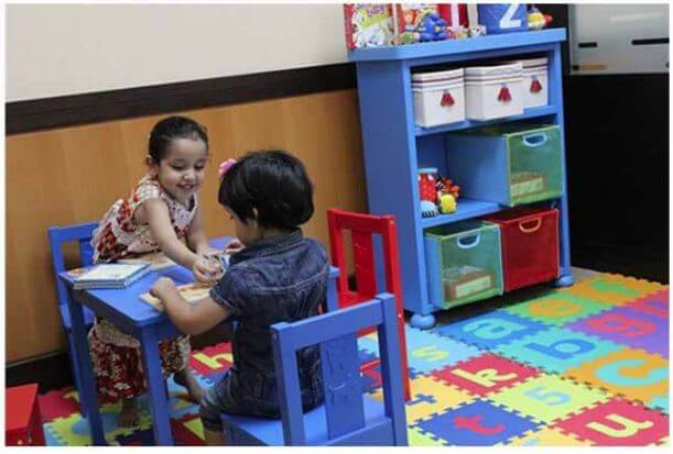 “الهوية” تخصص ركناً لرعاية الأطفال في 6 مراكز تسجيل