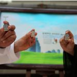 موظفو مركز عجمان يهدون المتعاملين دبوس “إكسبو 2020”-thumb
