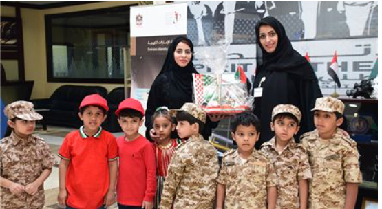 مركز عجمان يستقبل وفدين طلابيين احتفالاً بيوم العلم
