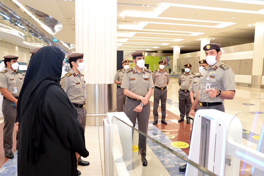 مدير عام الهيئة الاتحادية للهوية والجنسية يقوم بزيارة تفقدية إلى مطار دبي
