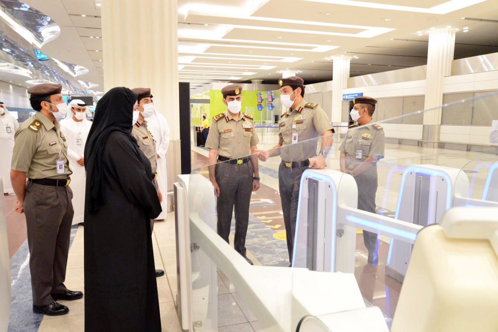 مدير عام الهيئة الاتحادية للهوية والجنسية يقوم بزيارة تفقدية إلى مطار دبي