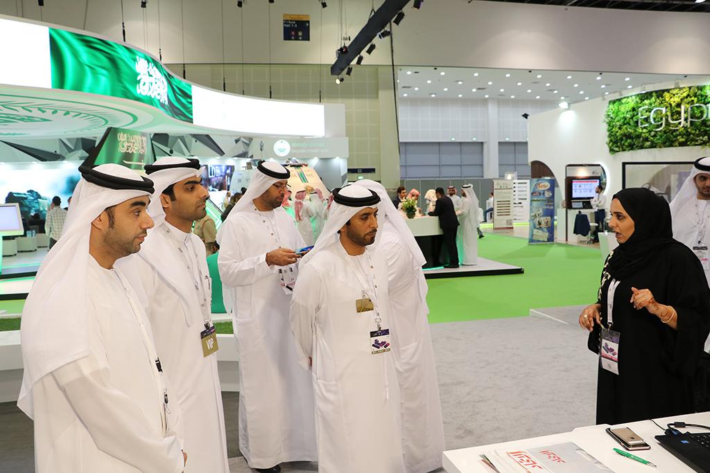 Dr. Al Ghafli reviews Sharjah e-government services during GITEX 2016