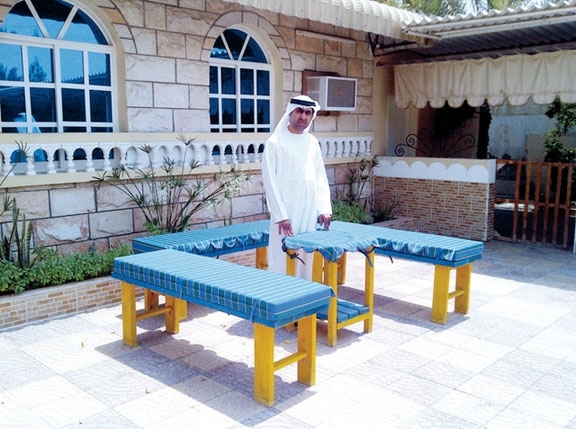 الموظف/ عبدالله الشحي يصنع أثاث منزله بيديه