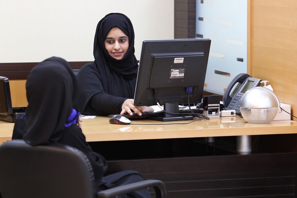 Emirates ID Director General calls on registration center employees to receive customers with a smile