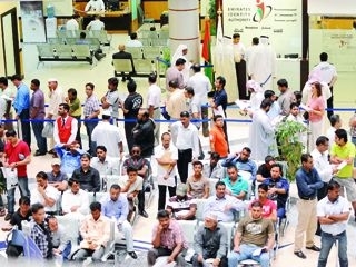 “بريد الإمارات”: منصات تسليم جديدة لمواجهة تكدس المراجعين وتزايد أعداد بطاقات الهوية