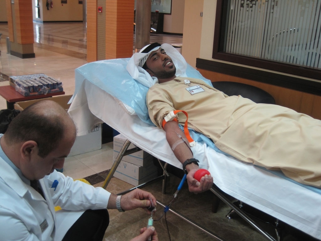 Fujairah Registration Center’s employees participate in blood donation campaign