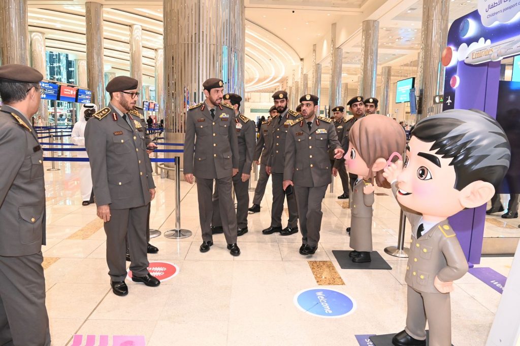 الإدارة العامّة للإقامة وشُؤون الأجانب بدُبيّ تُتيح للأطفال فُرصة ختم جوازاتهم بأنفسهم في مطار دُبيّ