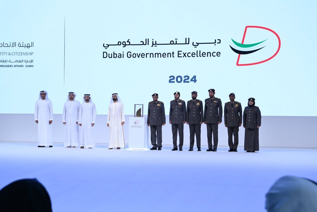 محمد بن راشد يتوج «إقامة دبي» بجائزة فئة النُخبة الأعلى مرتبة