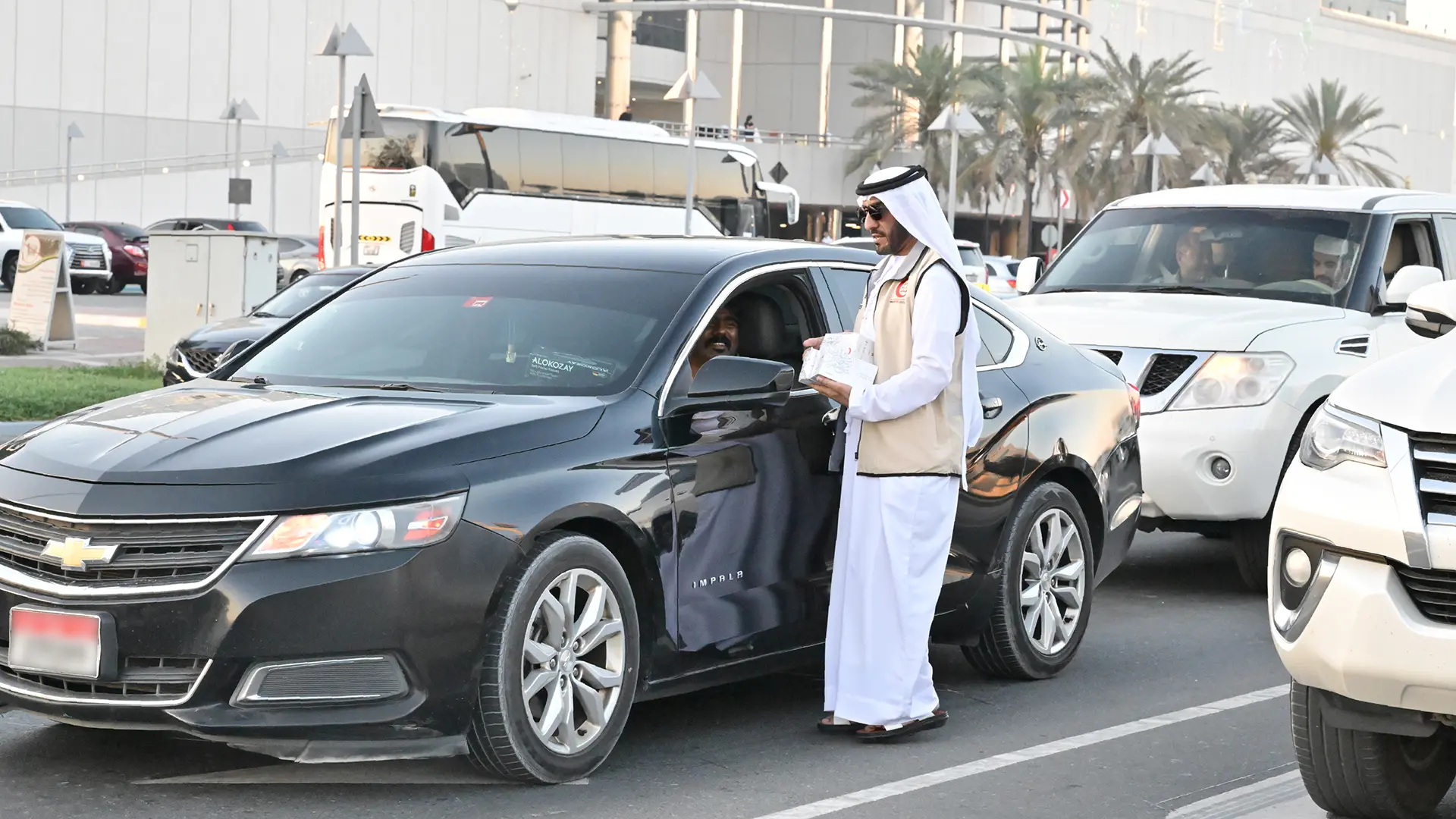 “الهوية والجنسية” تنظم مبادرة رمضانية لتوزيع 10 آلاف وجبة على المسافرين عبر المنافذ الحدودية