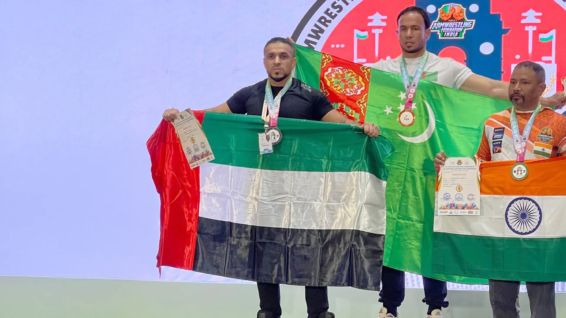ميداليتين لموظف بـ “الهوية والجنسية” في بطولة آسيا لمصارعة الذراعين