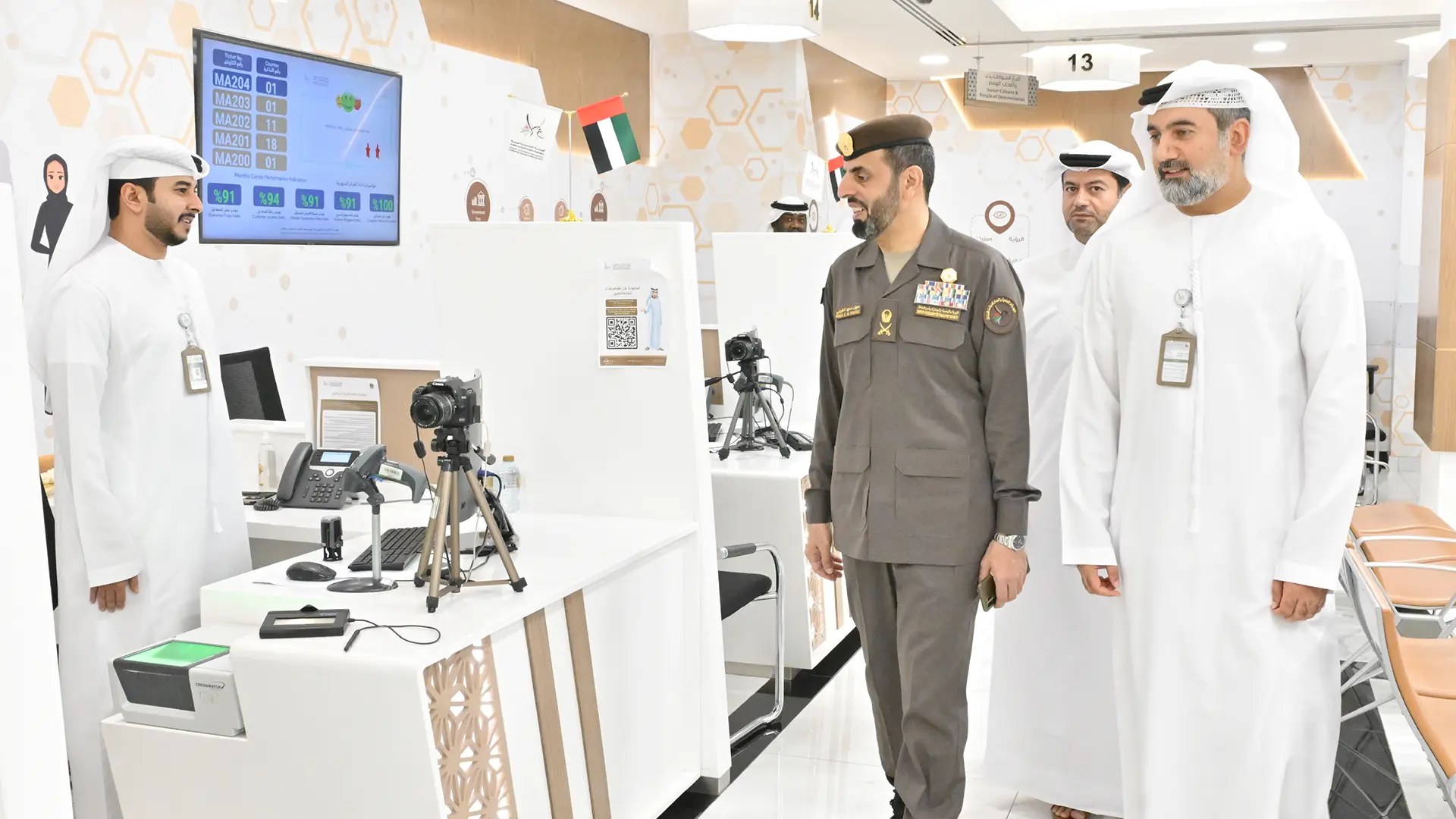 مدير عام الهيئة يزور مركز النهدة ويؤكد أهمية تعزيز تجربة المتعاملين
