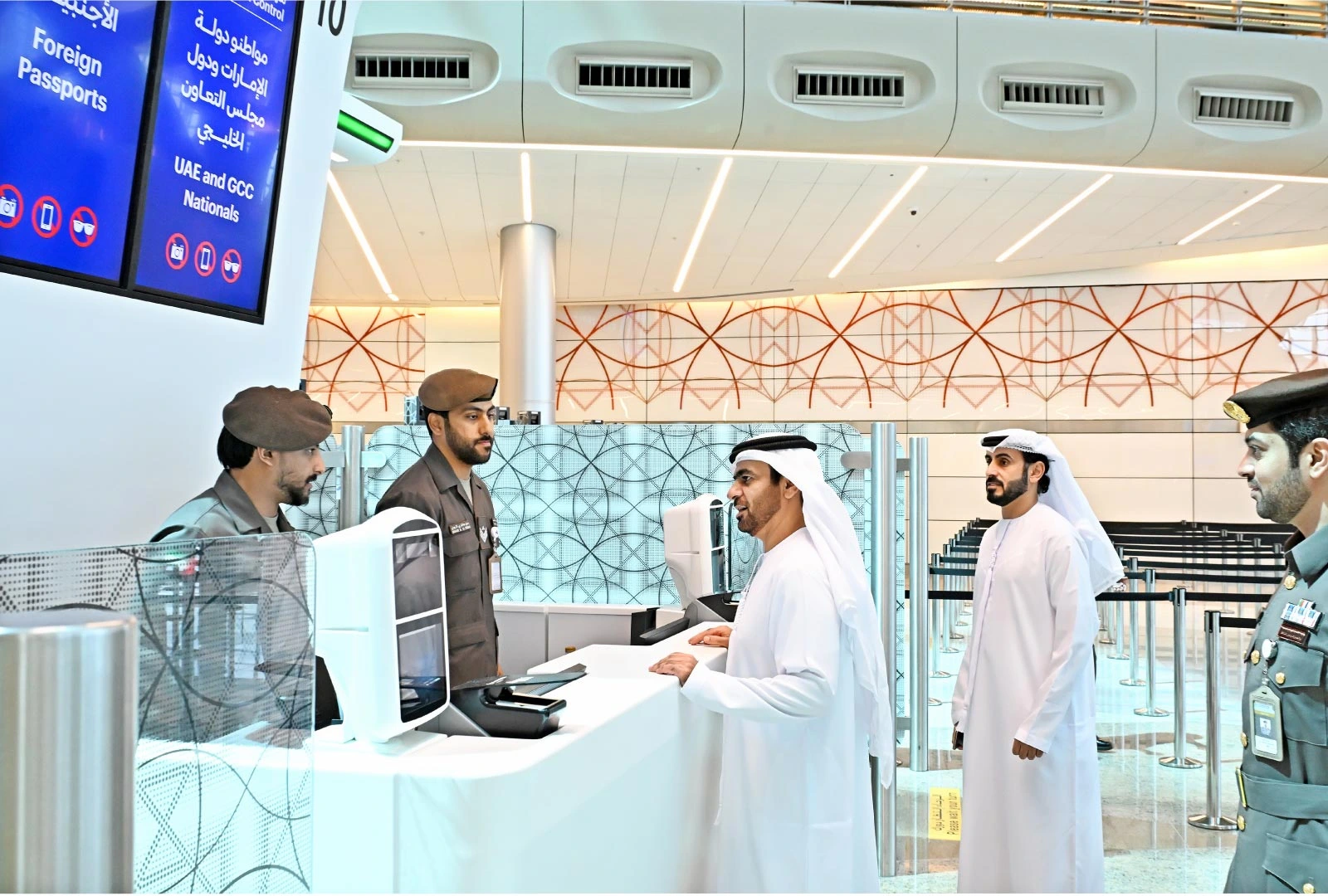 مدير عام المنافذ يتفقد سير العمل في المنافذ الجوية والبرية بالدولة خلال عطلة عيد الأضحى