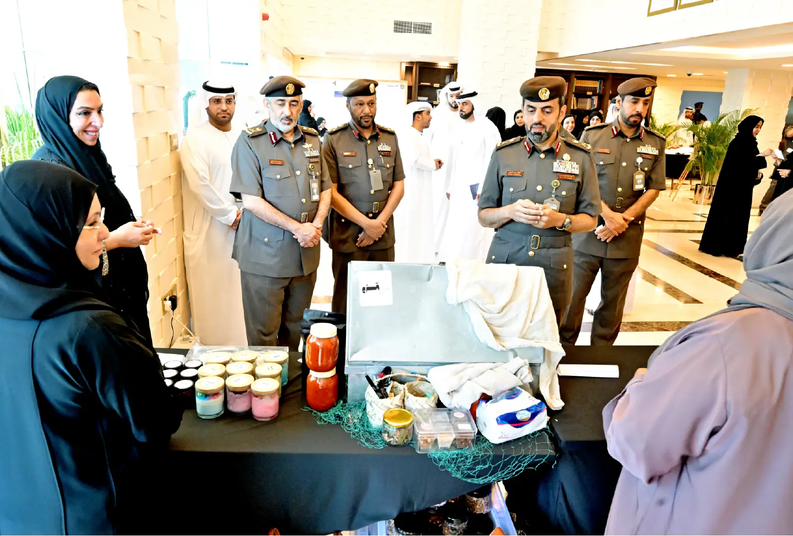“الهوية والجنسية والجمارك وأمن المنافذ” تحتفي بيوم المرأة الإماراتية