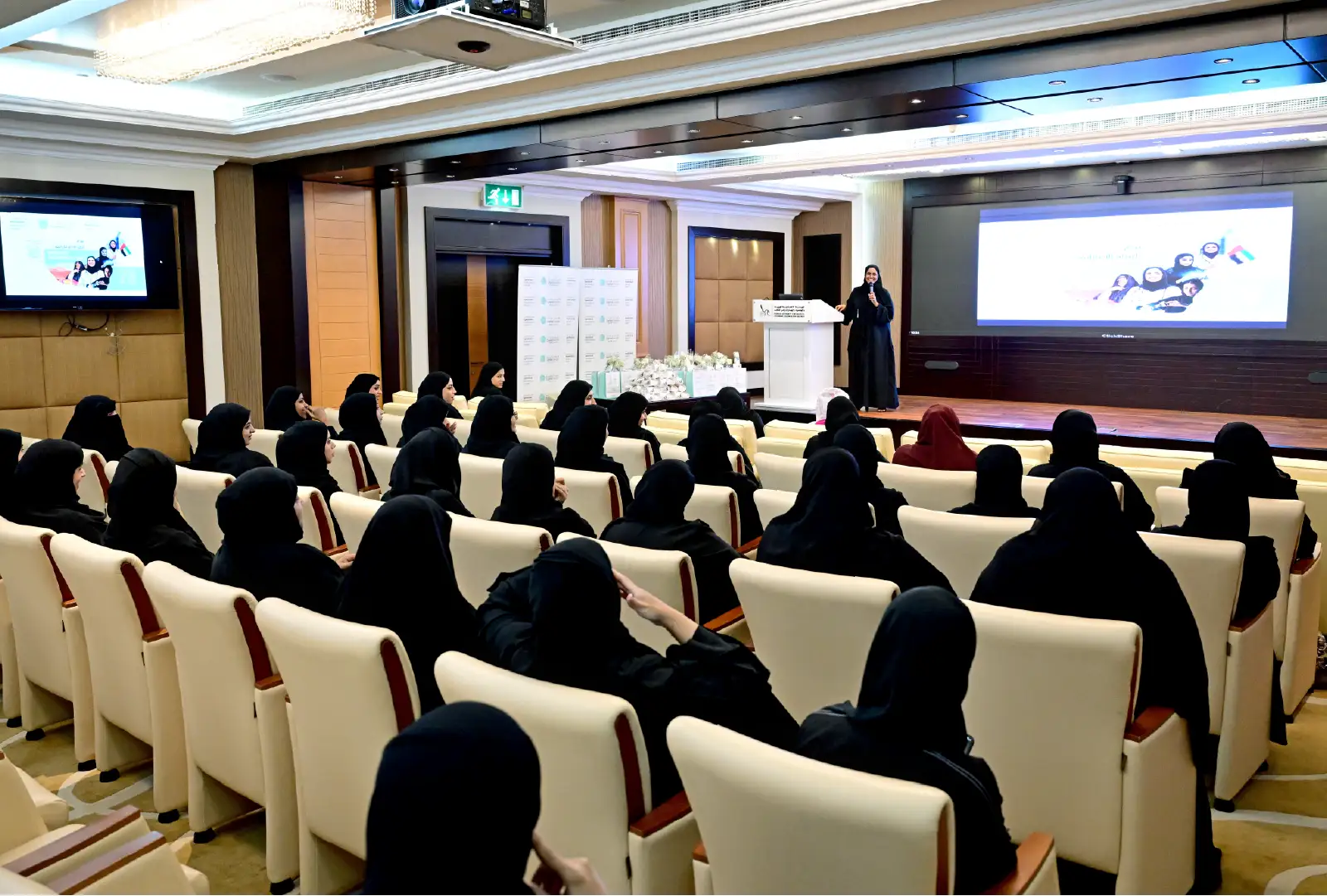 “الهوية والجنسية والجمارك وأمن المنافذ” تحتفي بيوم المرأة الإماراتية