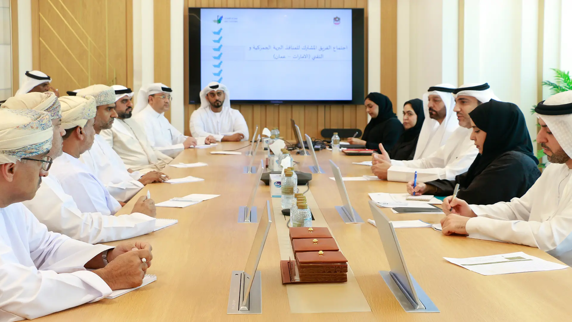 الفريق الجمركي الإماراتي العماني يبحث تنفيذ الربط الإلكتروني بين المنافذ البينية