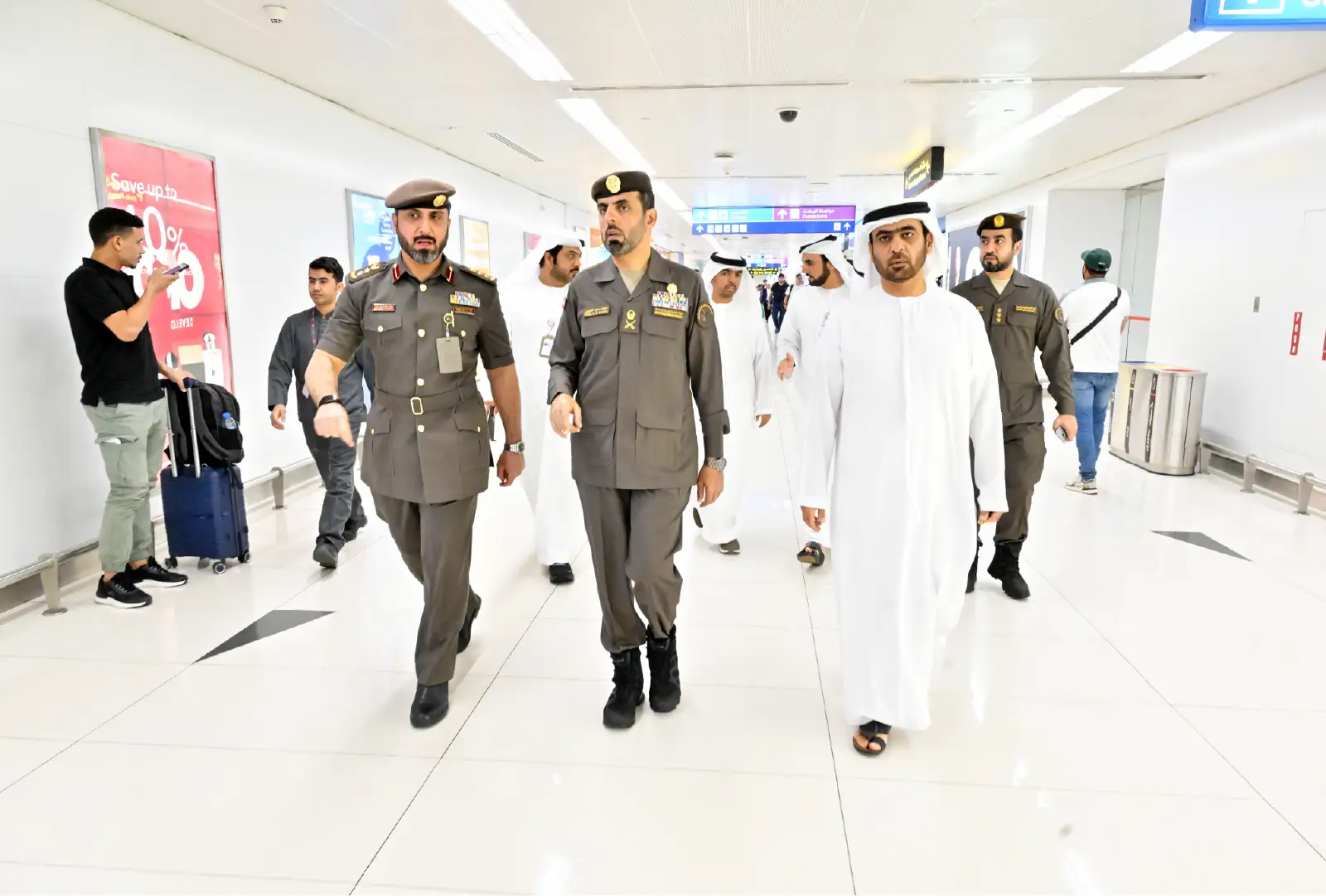 مدير عام الهيئة يتفقد سير العمل بمطار الشارقة الدولي
