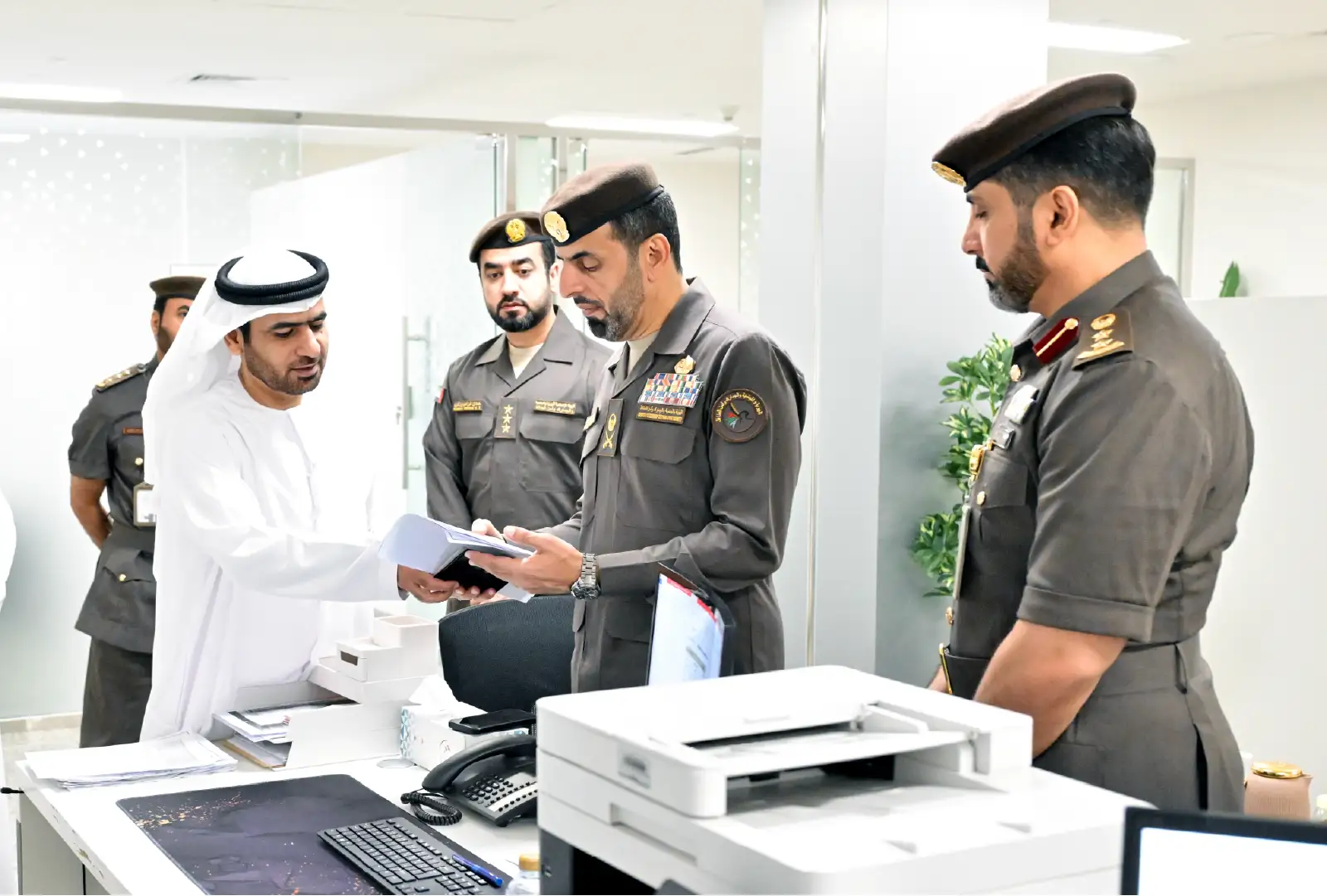مدير عام الهيئة يتفقد سير العمل بمطار الشارقة الدولي