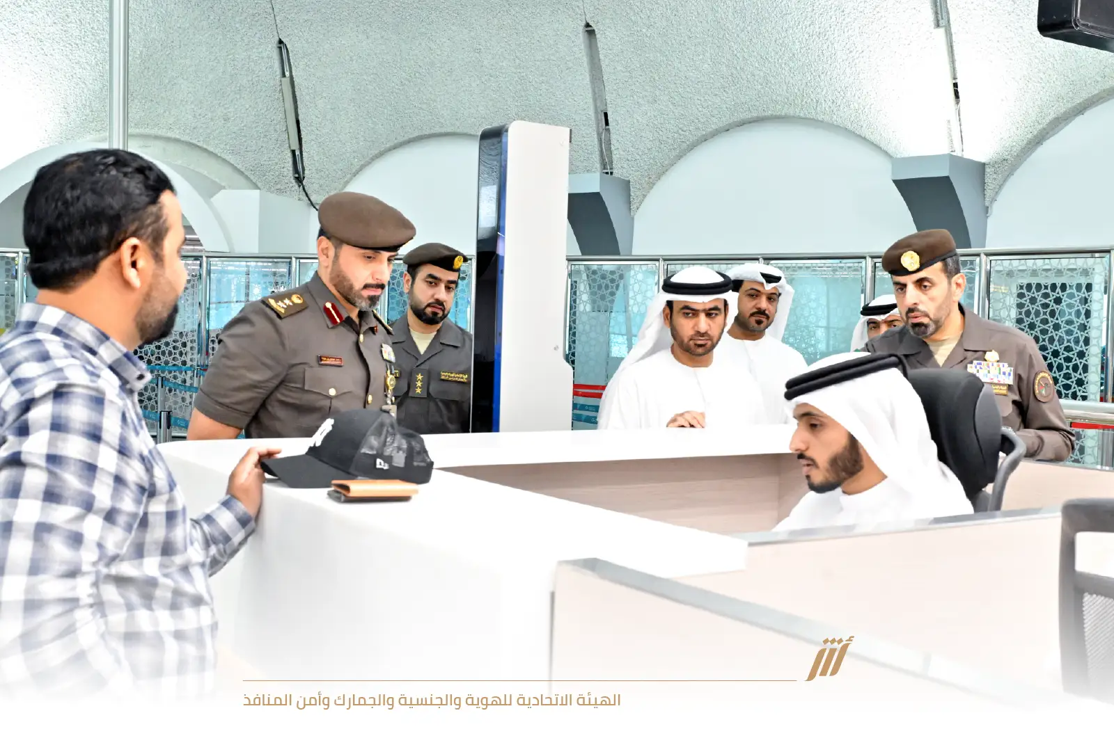 مدير عام الهيئة يتفقد سير العمل بمطار الشارقة الدولي