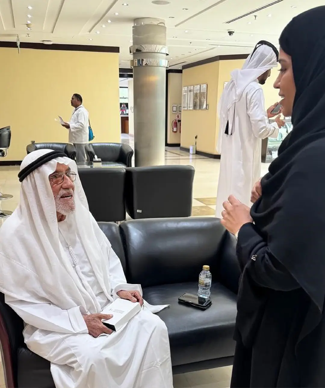 مركز سعادة المتعاملين – العين ينظم مبادرة “خذ بيدي” لكبار السن