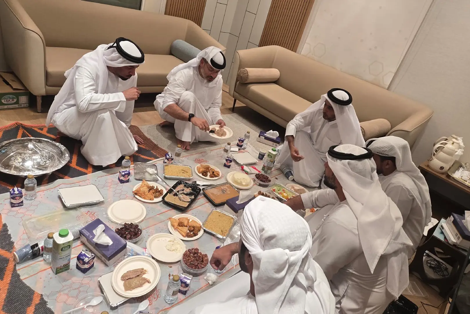 المدير التنفيذي لقطاع شؤون المنافذ البحرية يتفقد ميناء خالد بالشارقة