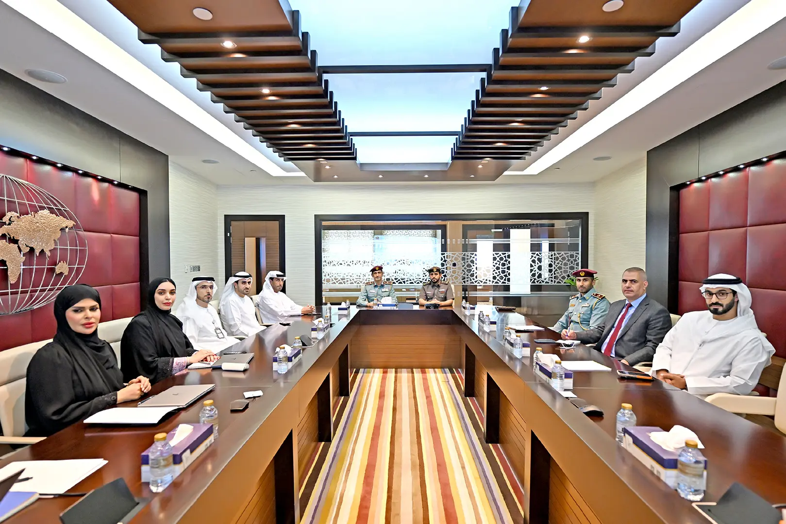 جهاز الدفاع المدني يطلع على تجارب الهيئة الإدارية والاستراتيجية