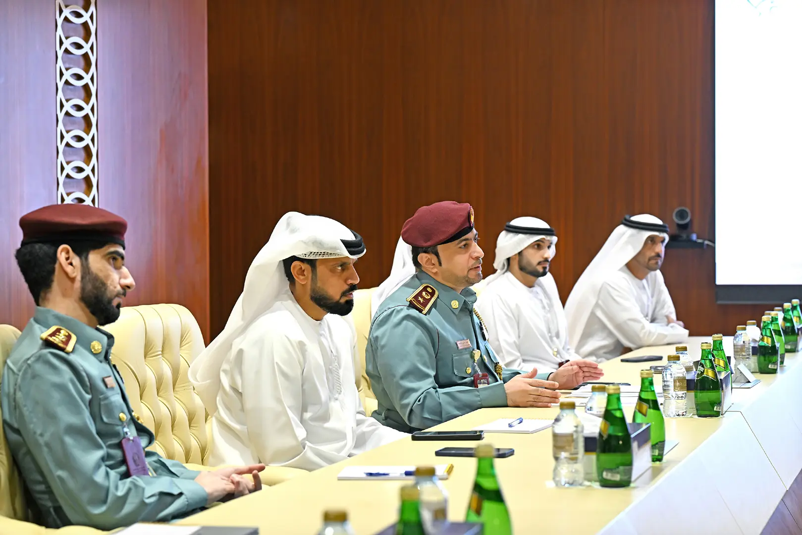 جهاز الدفاع المدني يطلع على تجارب الهيئة الإدارية والاستراتيجية