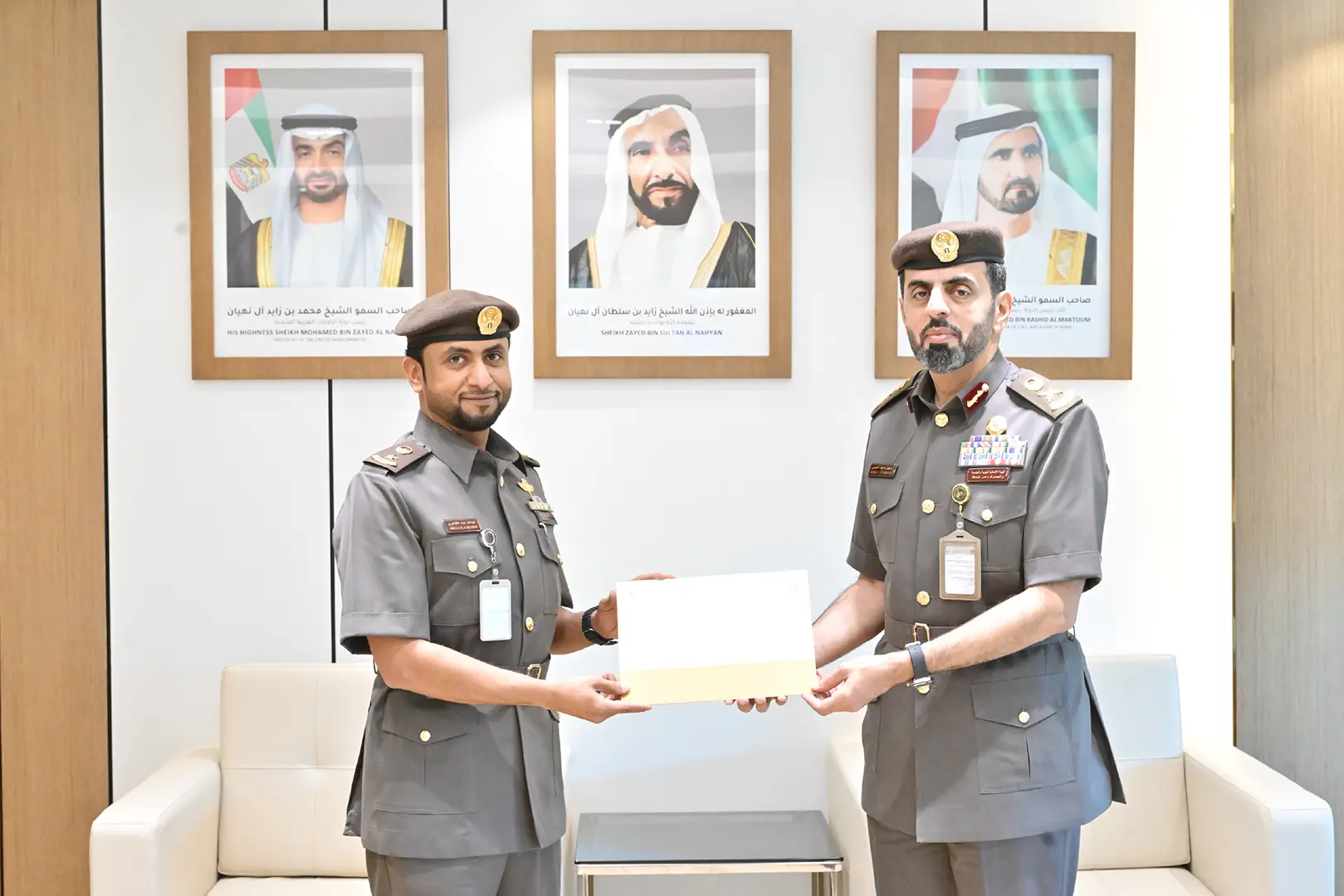 مدير عام الهيئة يستعرض إنجازات “الجنسية” ويكرم الموظفين