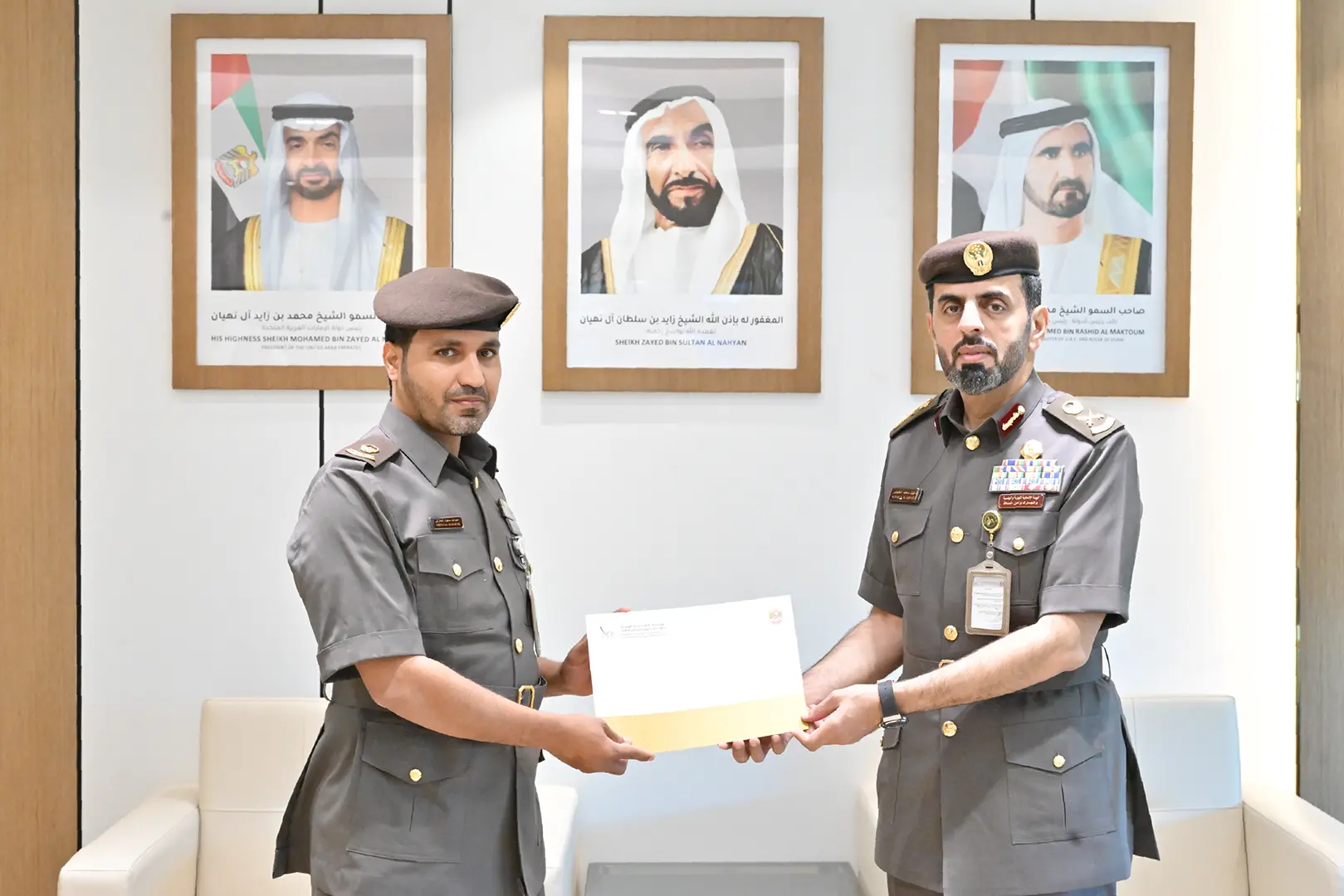 مدير عام الهيئة يستعرض إنجازات “الجنسية” ويكرم الموظفين