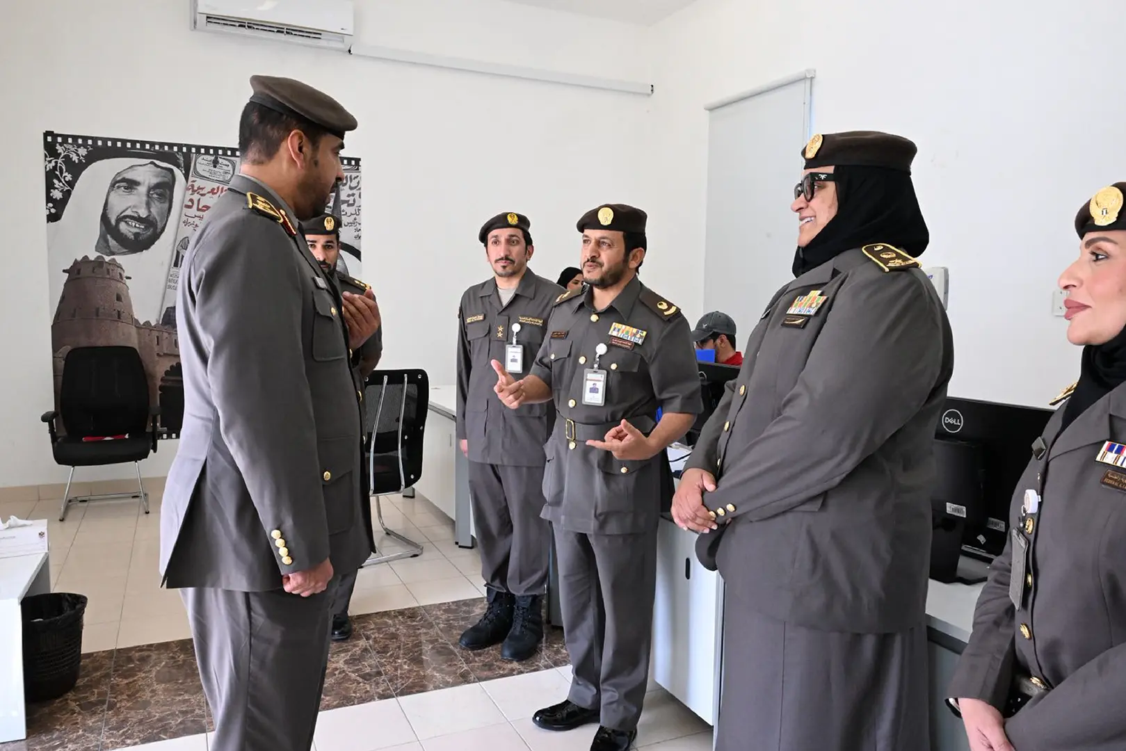 مدير عام الهوية وشؤون الأجانب يتفقد فرع الليسيلي بدبي