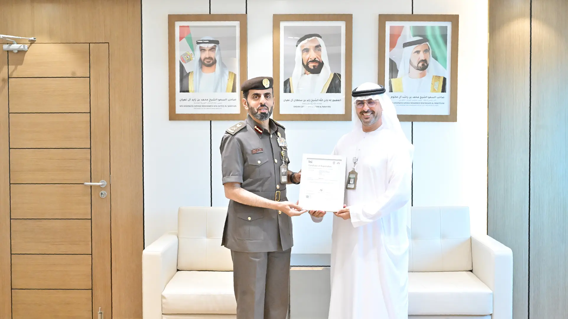 مدير عام الهيئة يكرم موظفي إدارة الحوكمة المؤسسية