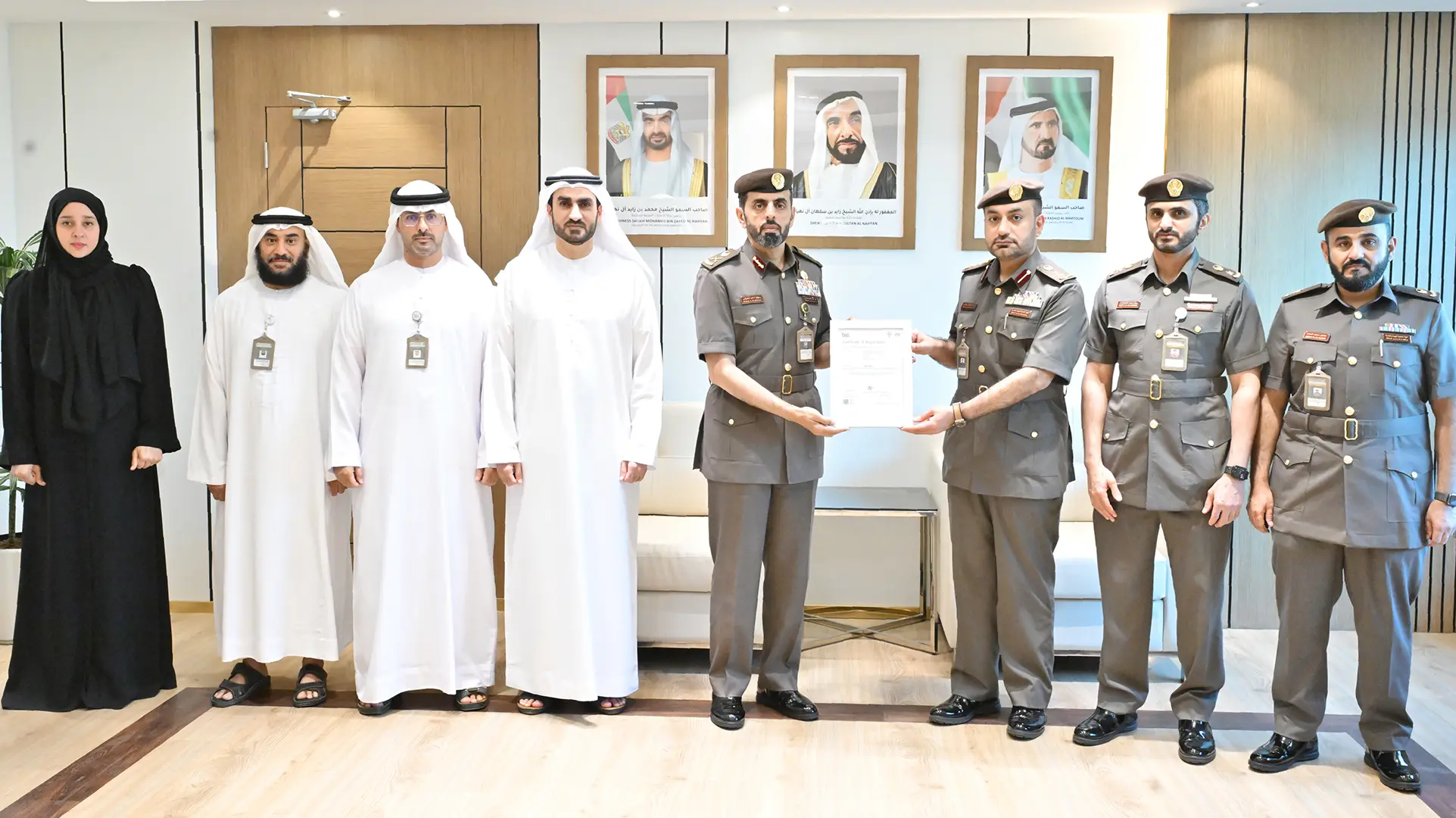 مدير عام الهيئة يكرم موظفي إدارة الحوكمة المؤسسية