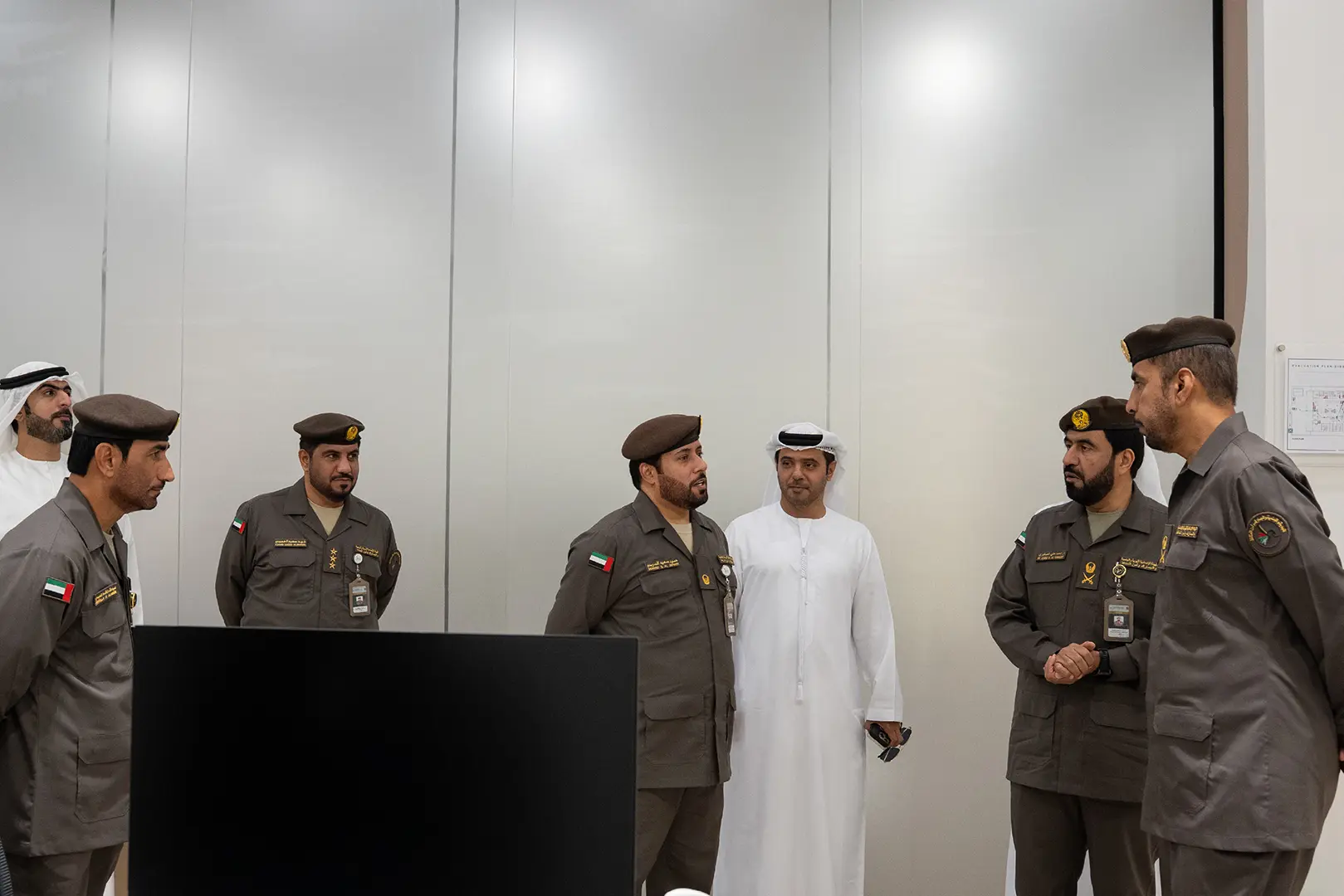 مدير عام الهوية وشؤون الأجانب يتفقد سير العمل في إدارتي رأس الخيمة والفجيرة