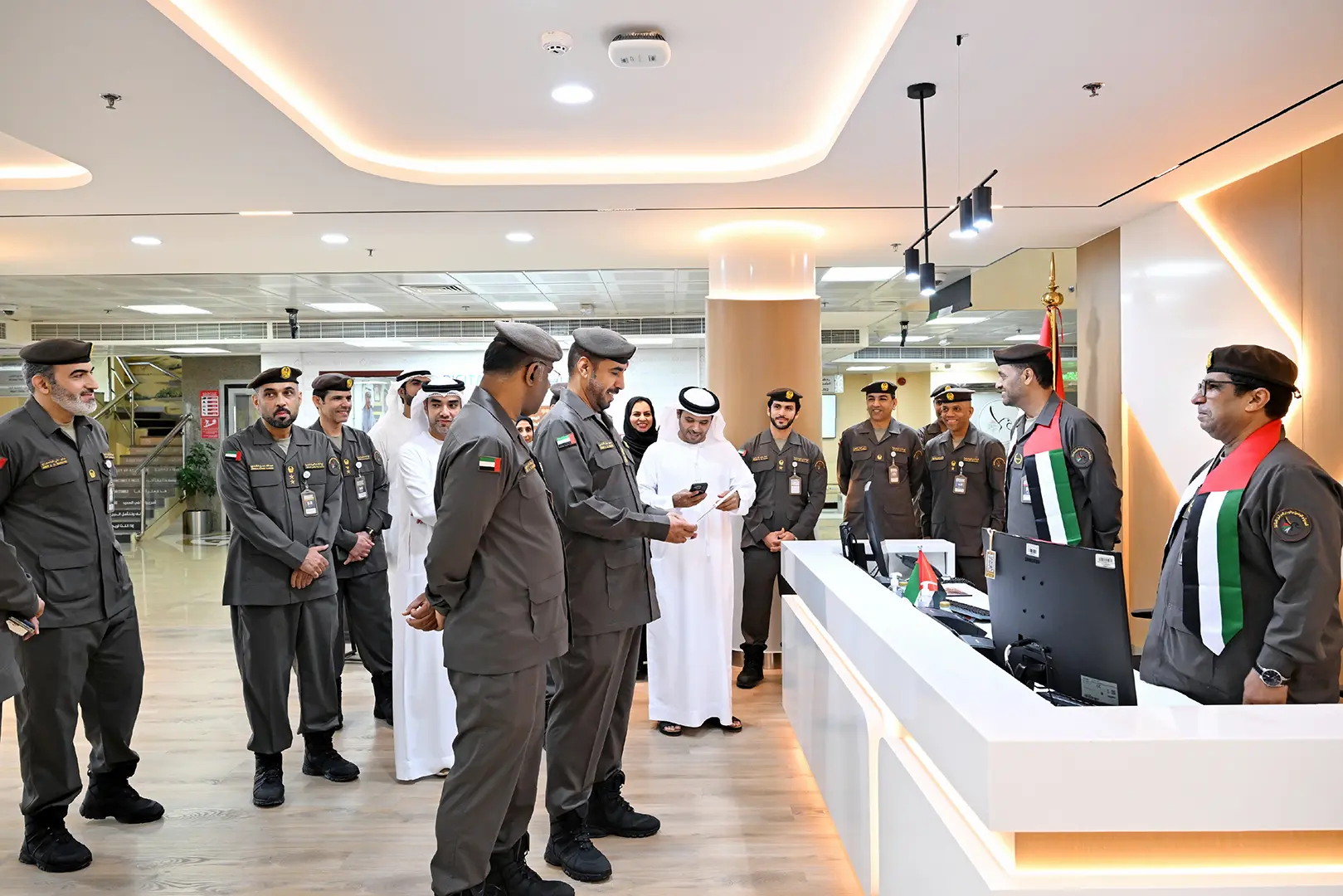 مدير عام الهوية وشؤون الأجانب يتفقد سير العمل في إدارتي رأس الخيمة والفجيرة