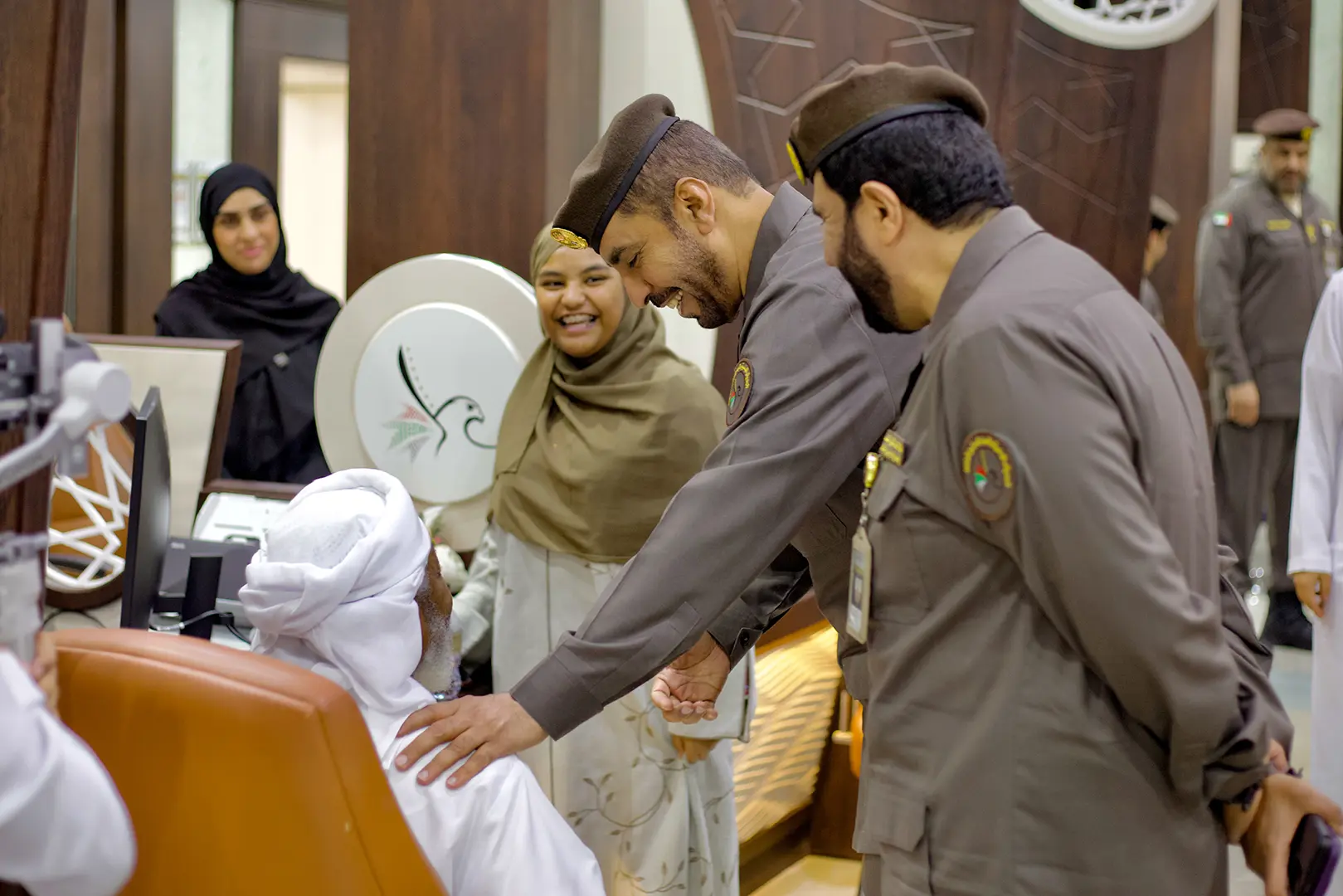 مدير عام الهوية وشؤون الأجانب يتفقد سير العمل في إدارتي رأس الخيمة والفجيرة