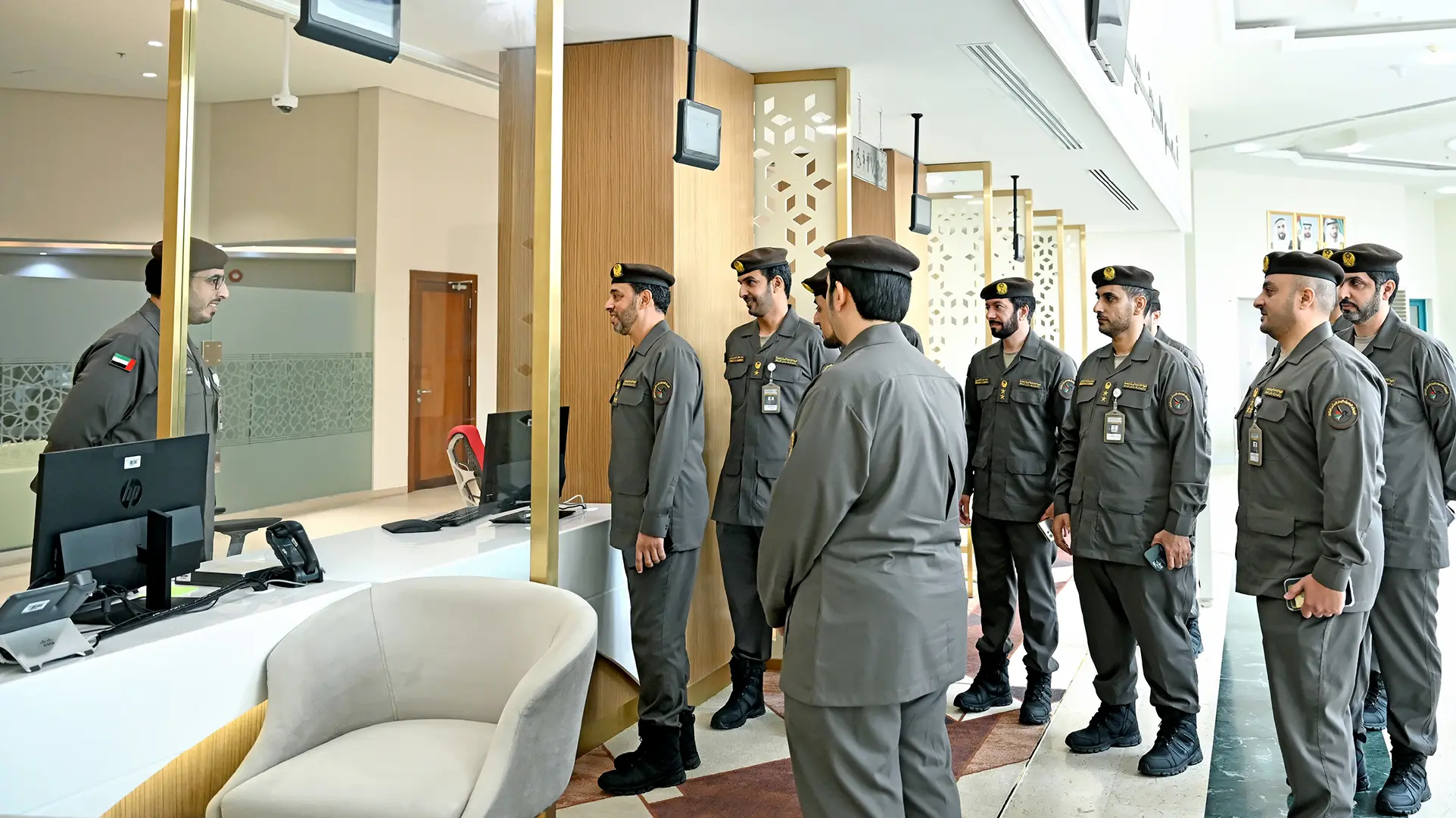 المدير التنفيذي للهوية وشؤون الأجانب – أبوظبي يطلع على سير العمل في الظفرة