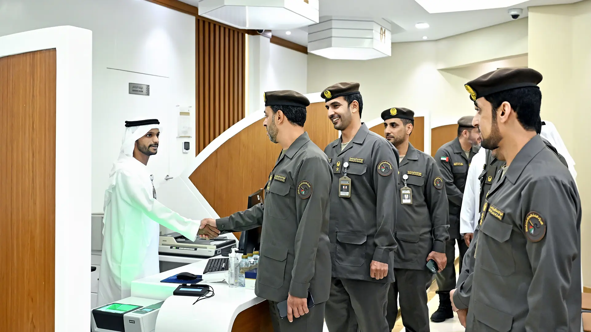 المدير التنفيذي للهوية وشؤون الأجانب – أبوظبي يطلع على سير العمل في الظفرة