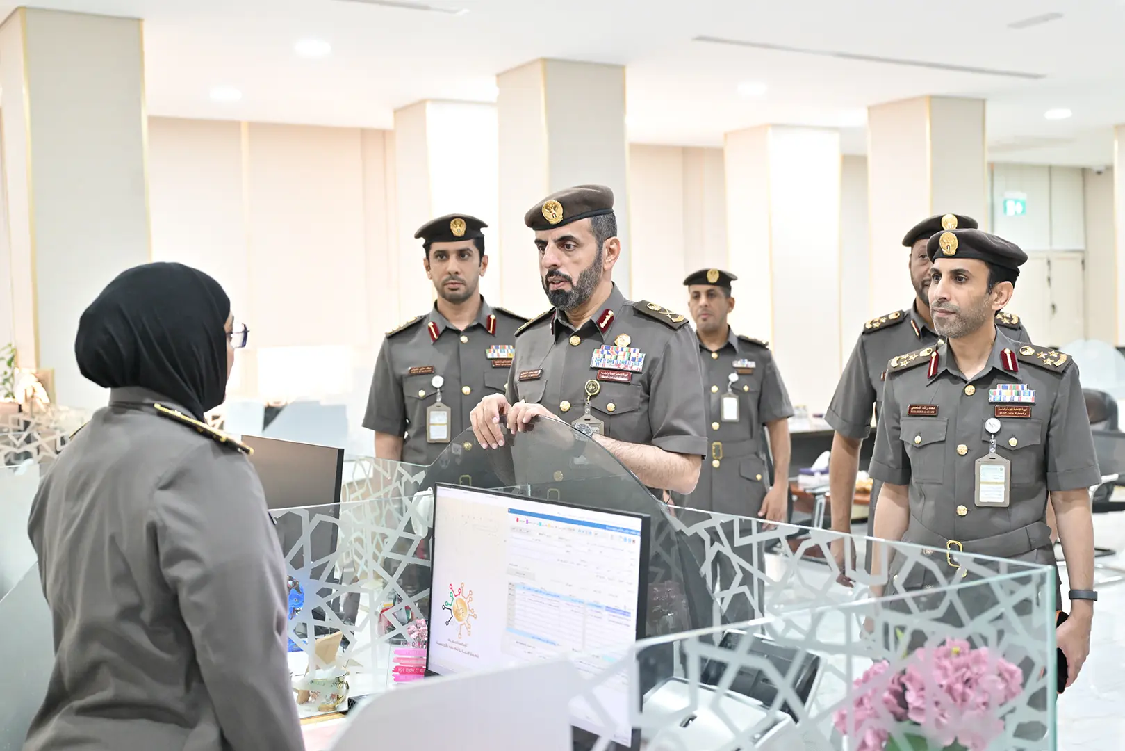 المدير العام يتفقد إدارة الإقامة ومركز سعادة المتعاملين – العين