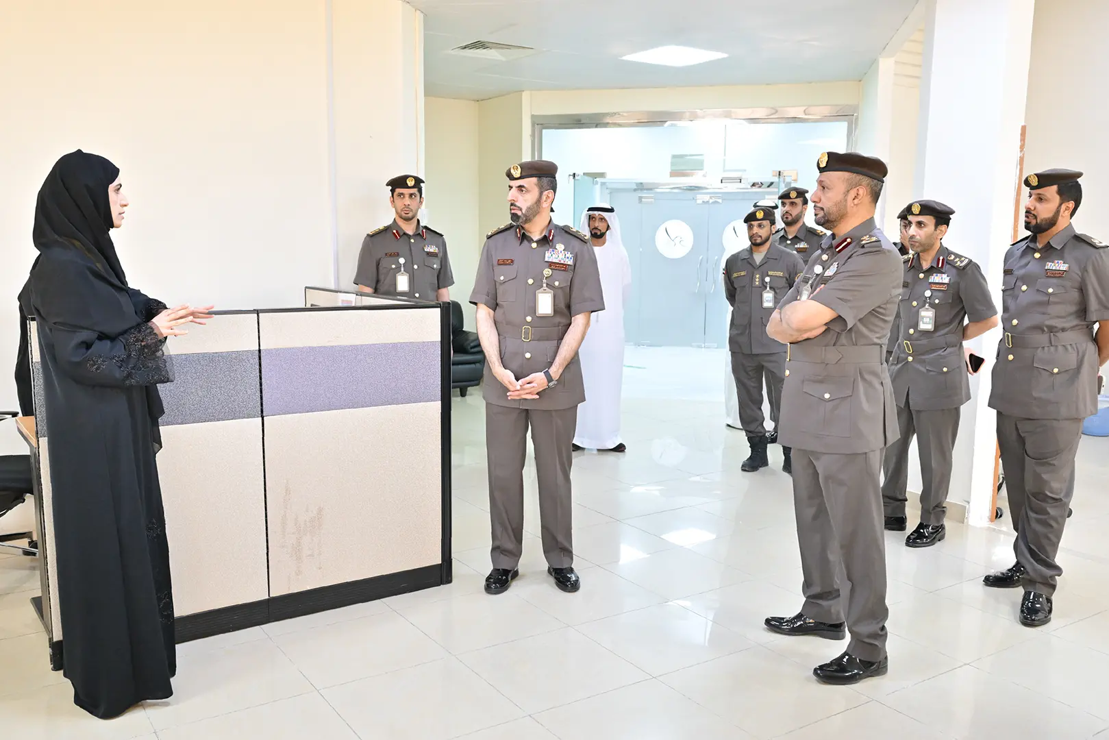 المدير العام يتفقد إدارة الإقامة ومركز سعادة المتعاملين – العين