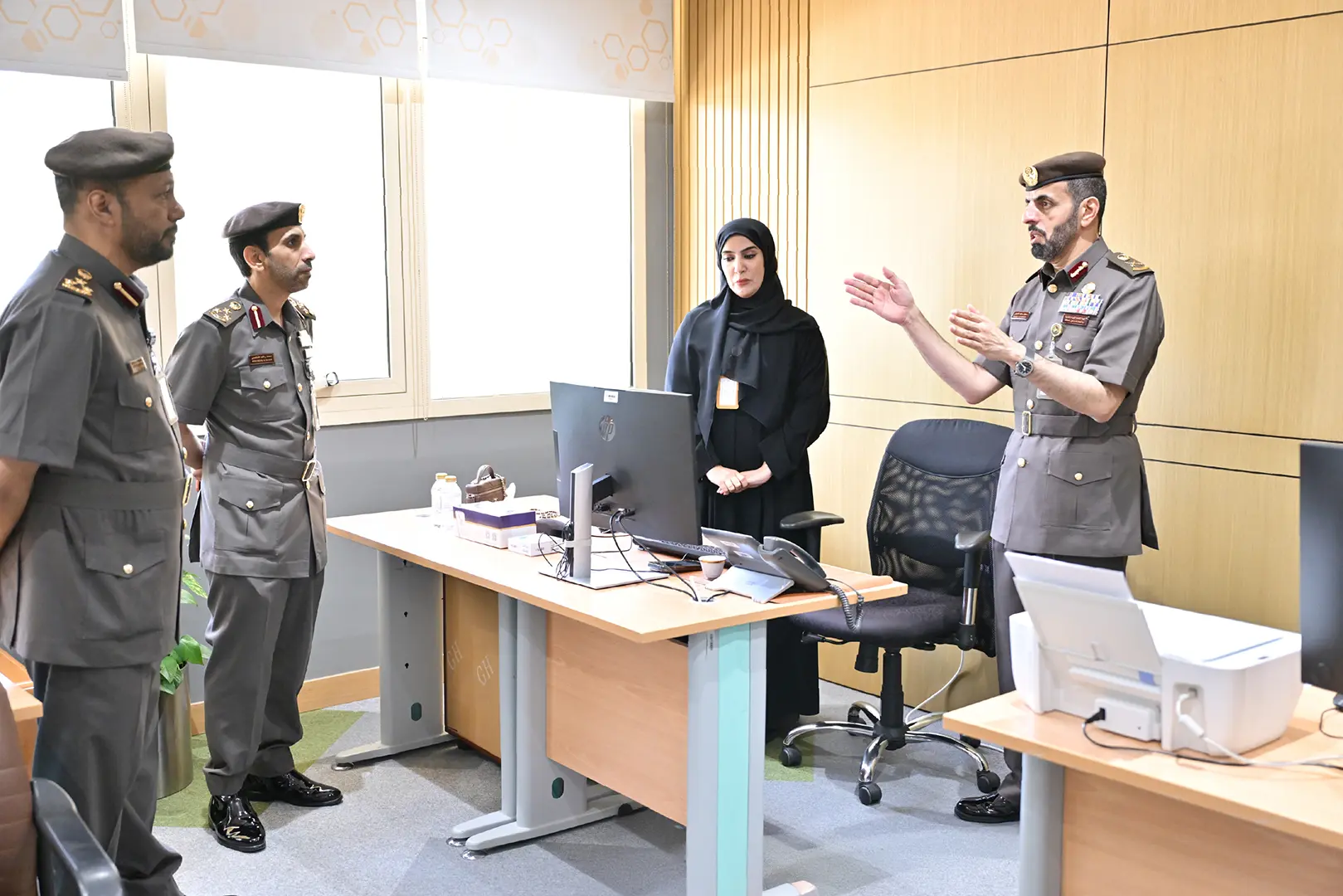 المدير العام يتفقد إدارة الإقامة ومركز سعادة المتعاملين – العين